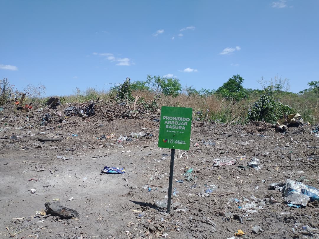 Olor a basura: los negocios de Garro siguen ensuciando la ciudad