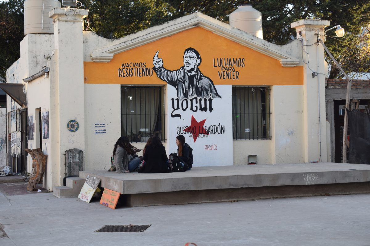 Mosaico de un intelectual estético, de barro y biblioteca