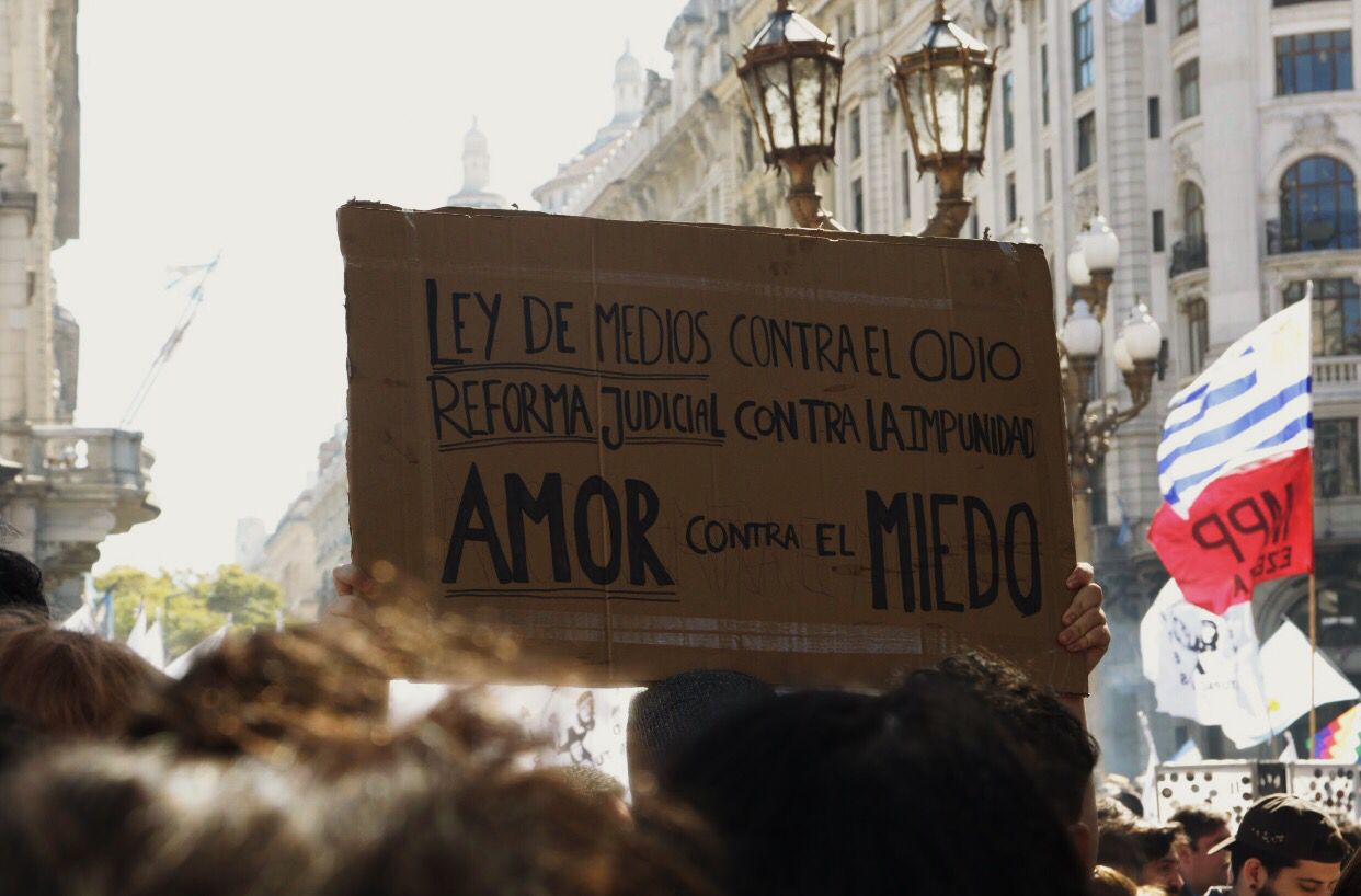 Un disparo a la razón / Un atropello a la democracia