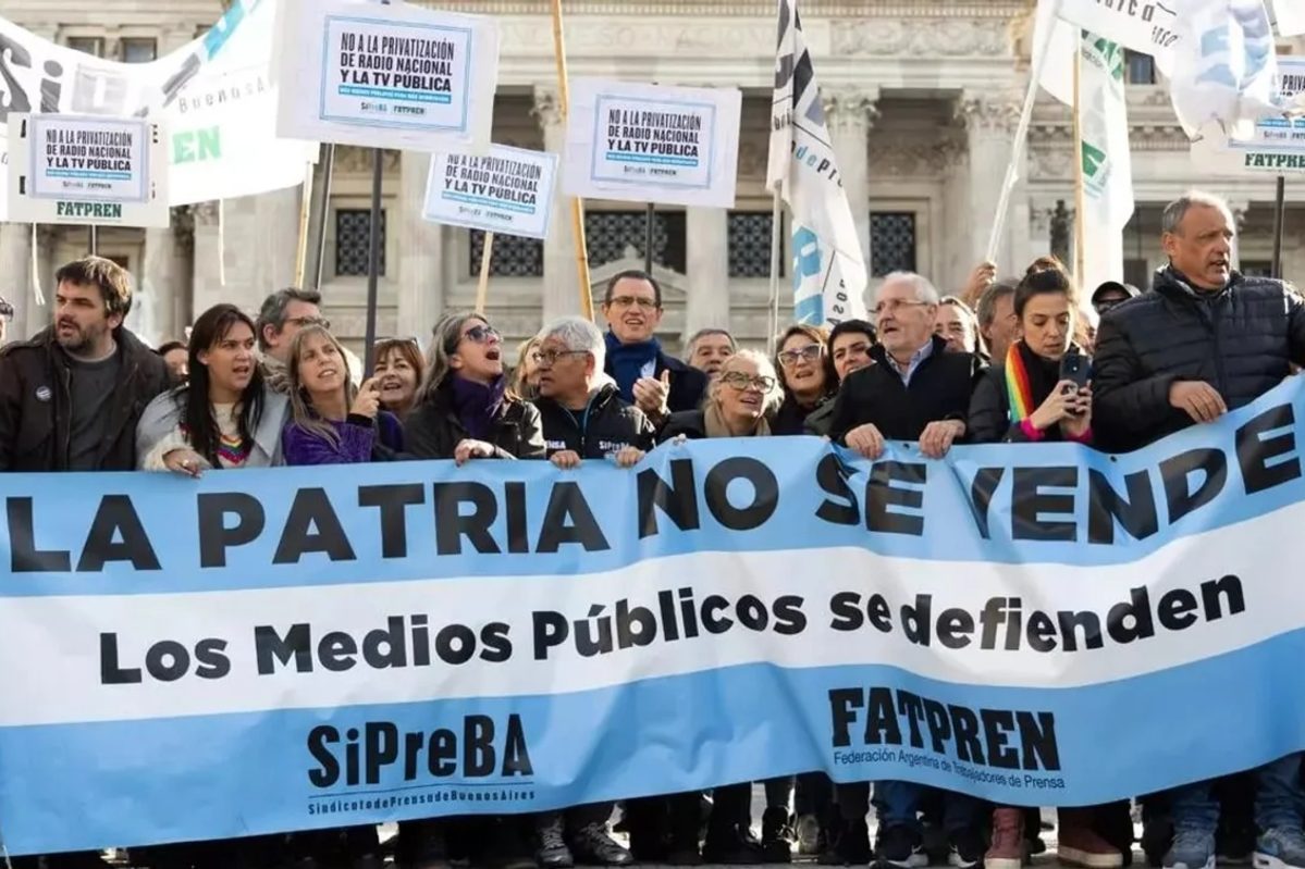 Medios públicos: el Gobierno de Javier Milei silenció las páginas web y redes sociales por una "reorganización" 