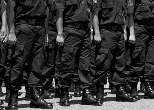 Mucha tropa riendo en las calles