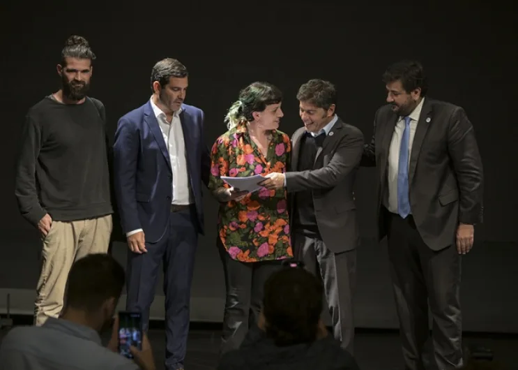 El gobierno provincial continúa con la entrega de escrituras en Dolores