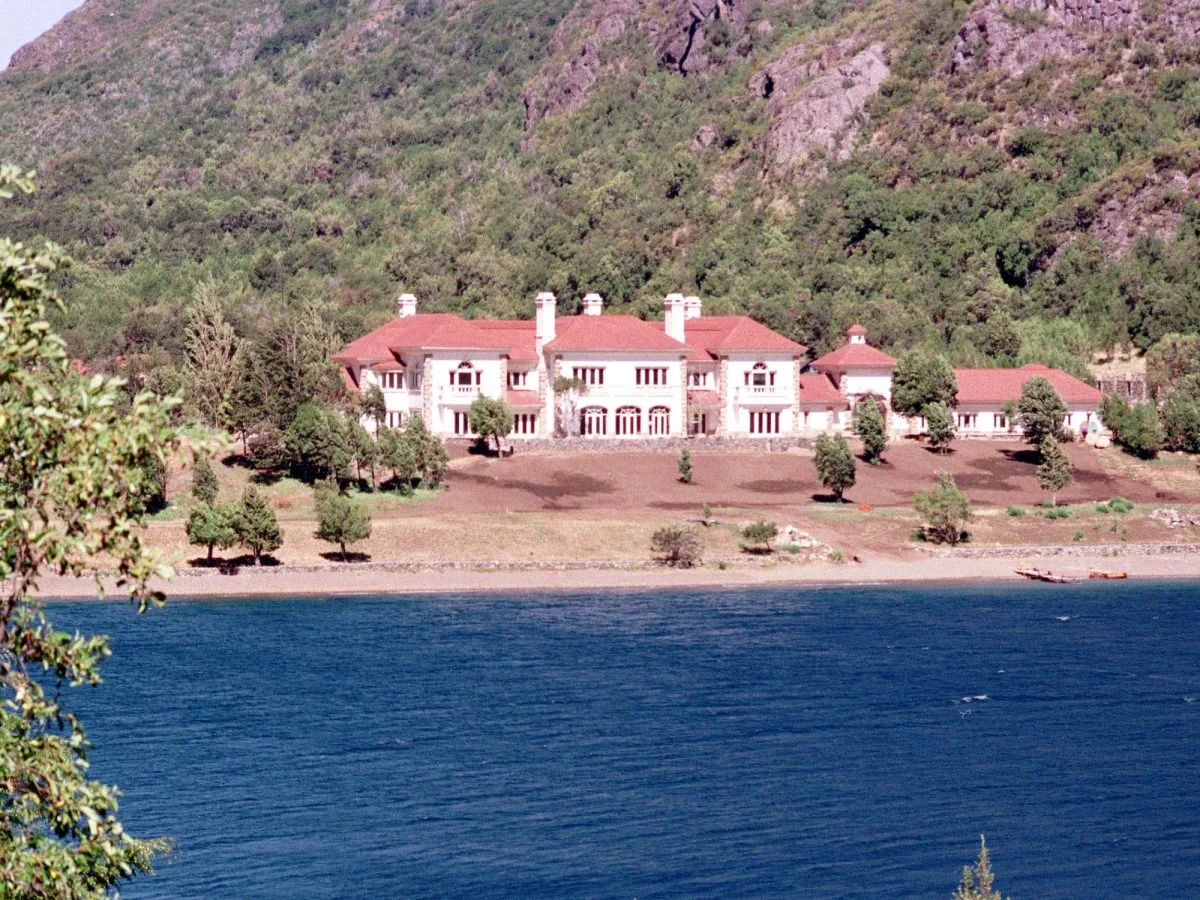 Lago Escondido: El espejo oculto del poder