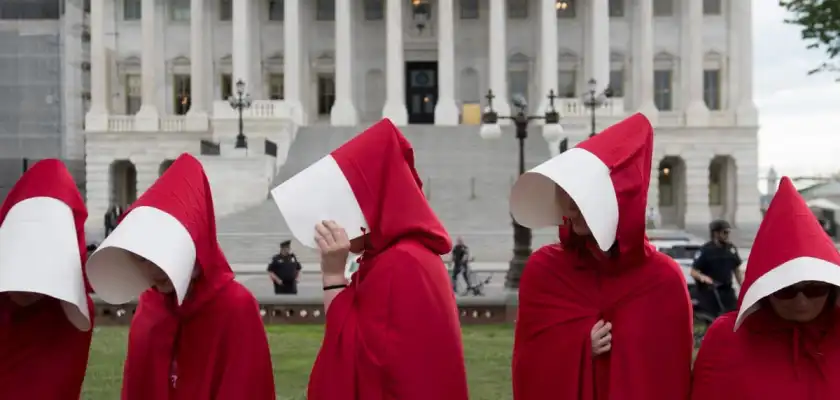 Del rojo distópico al violeta en las calles: 8M y la resistencia